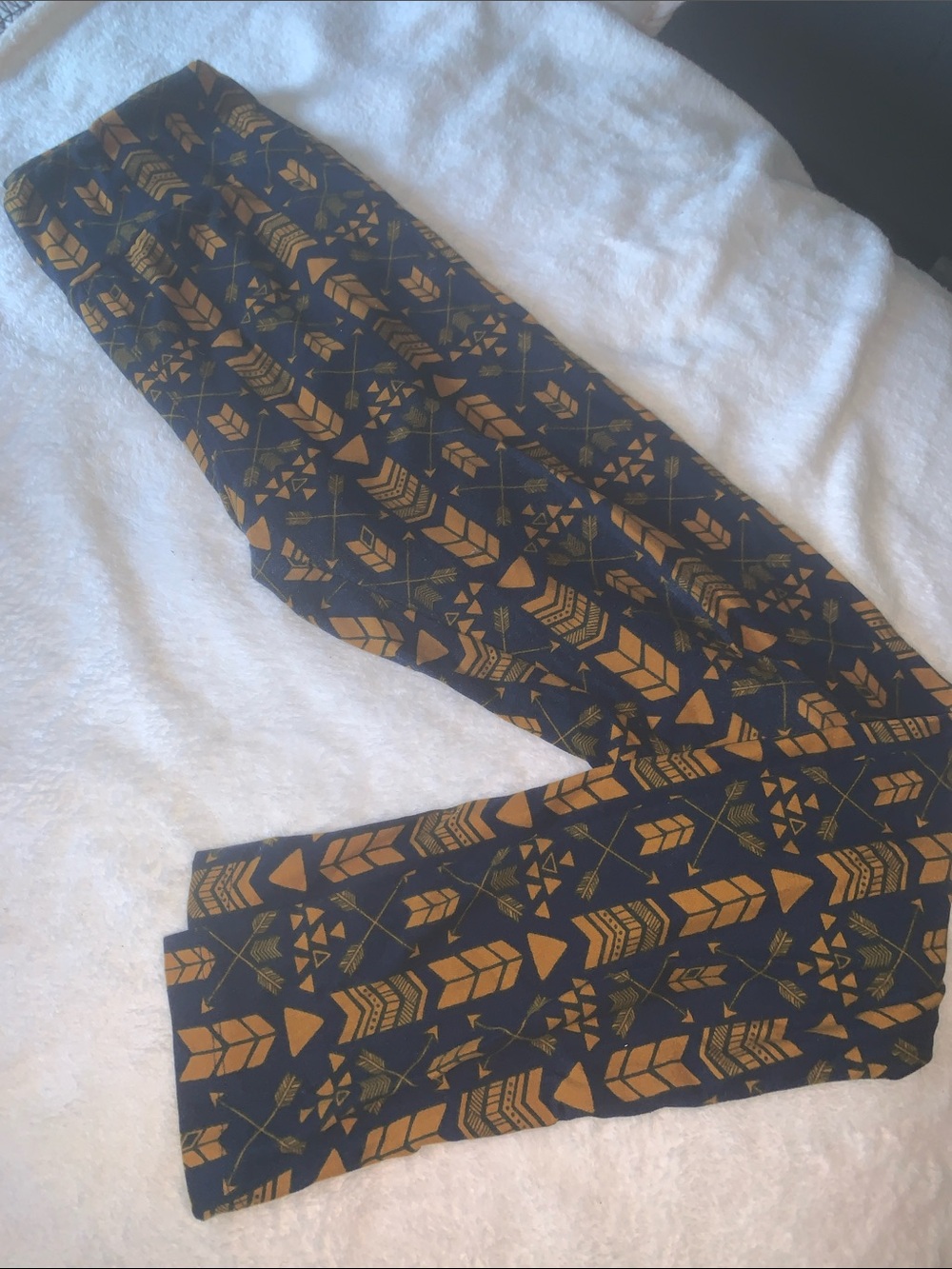 LuLaroe Navy Blue and Mustard Arrow Print Leggings